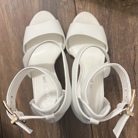 Brand New in Original Box Gianni Bini Elliah White heels - Picture 4 of 5